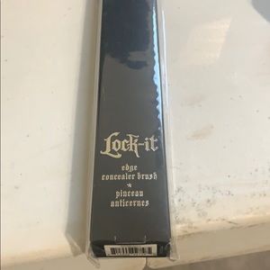 Kat Von D edge concealer brush